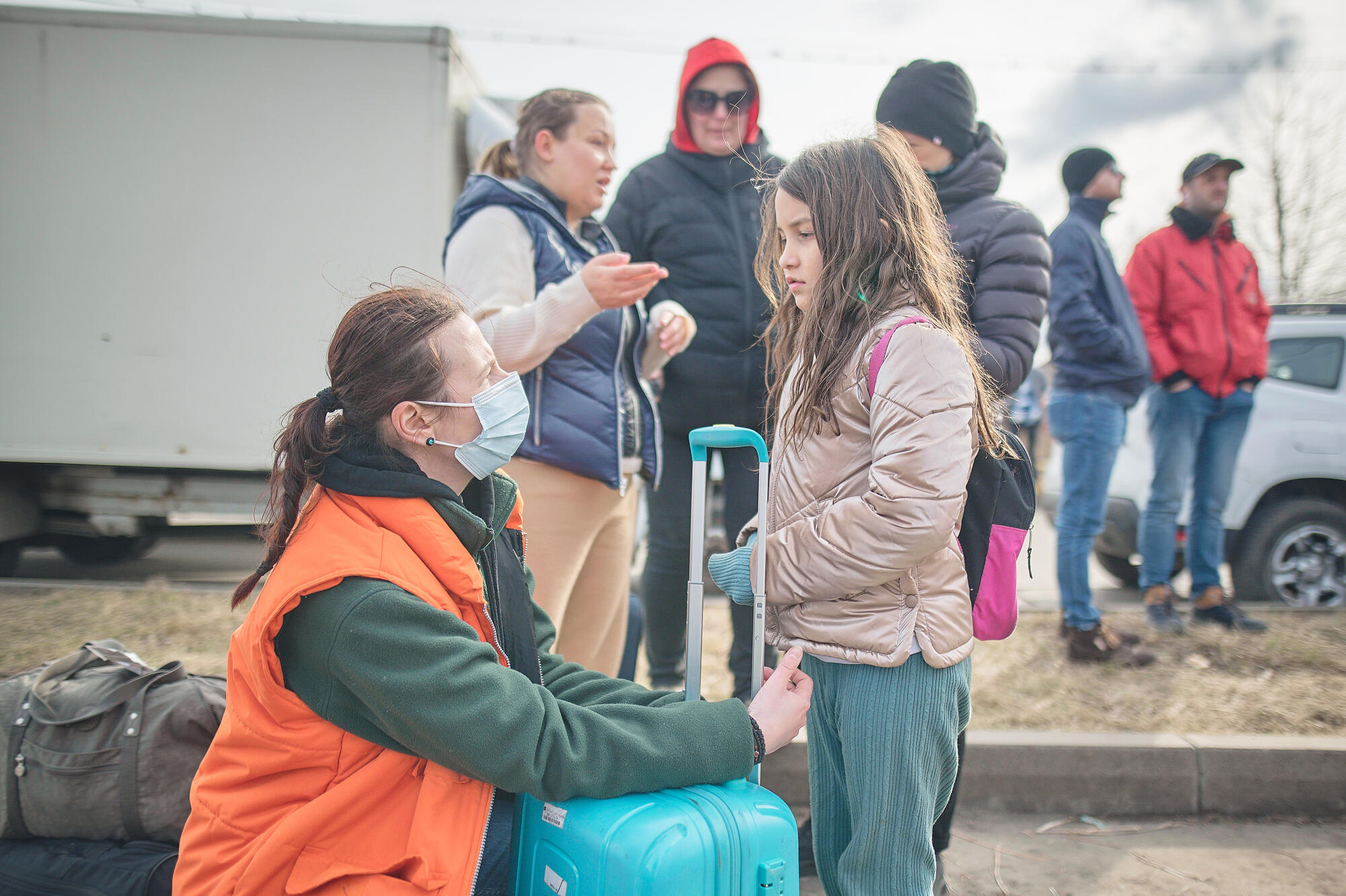 A World Vision staff helps refugees during the Ukraine crisis 