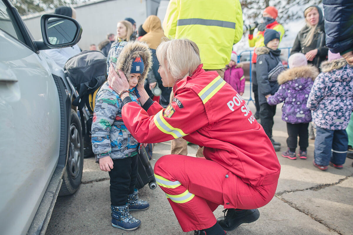 Ukraine_Romanian firefighters helping Ukrainians on the border.