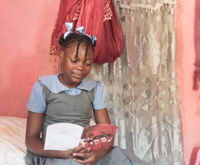 A sponsored child reading her letter