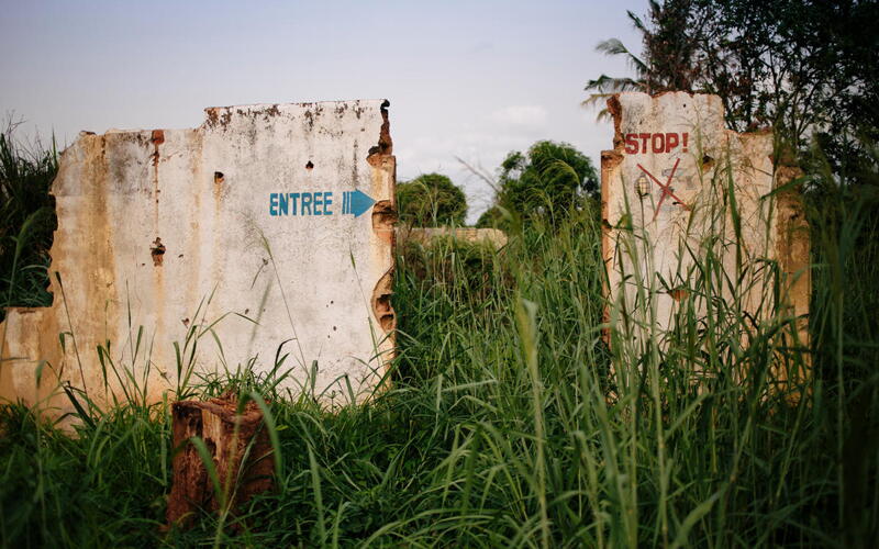 child-soldier-childhood-under-assaut-building-ruins